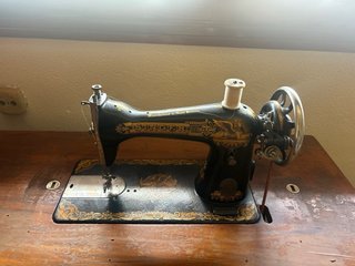 Máquina de coser Singer antigua de madera y metal