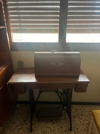 Máquina de coser Singer antigua de madera y metal