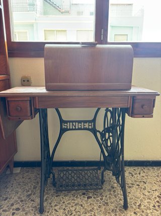 Máquina de coser Singer antigua de madera y metal
