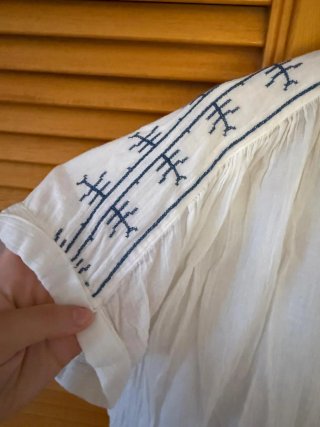 Camisa blanca bordada azul Talla M