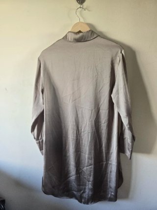Camisa larga Zara satinada visón Talla XS