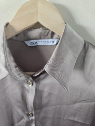 Camisa larga Zara satinada visón Talla XS