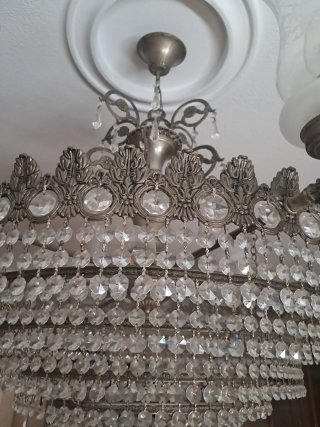 Lámpara de araña de cristal y metal