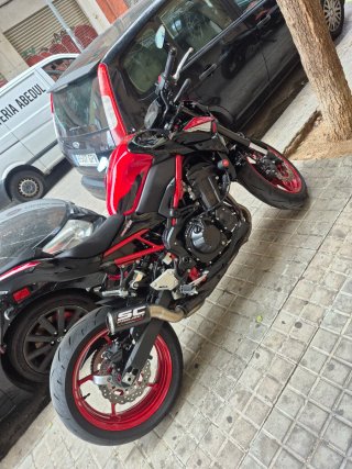 Kawasaki Z900 Negra/Roja Naked