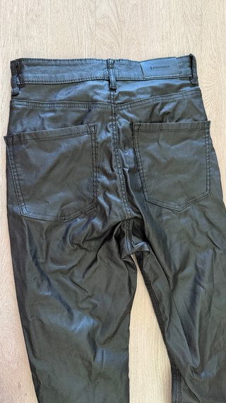 Pantalón efecto piel negro