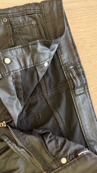 Pantalón efecto piel negro
