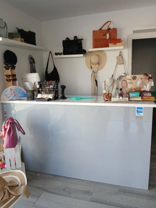 Mobiliario de tienda - Estanterías y vitrina