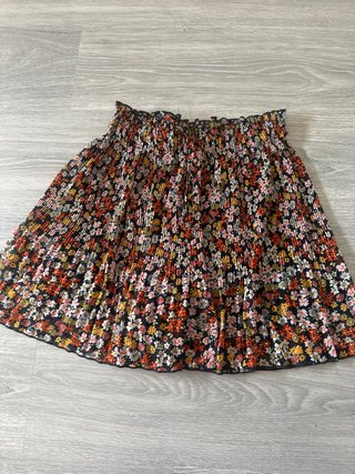 Falda pantalón floral plisada. (Stradivarius)