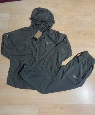 Conjunto deportivo Nike verde oliva