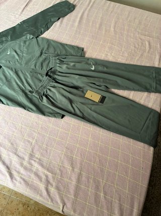 Conjunto deportivo Nike verde oliva