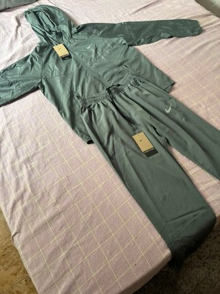 Conjunto deportivo Nike verde oliva