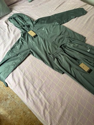 Conjunto deportivo Nike verde oliva