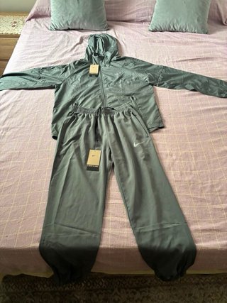 Conjunto deportivo Nike verde oliva