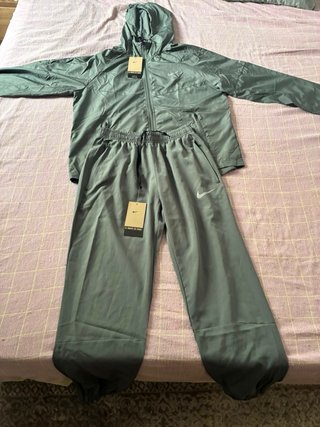 Conjunto deportivo Nike verde oliva