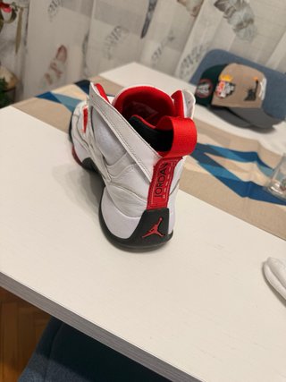 Zapatillas Jordan Blancas y Rojas
