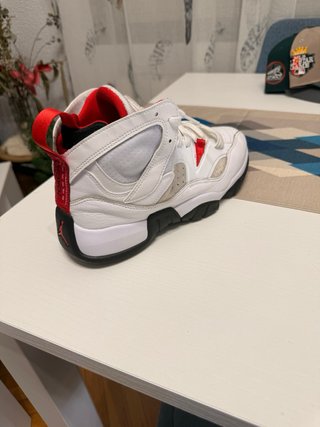 Zapatillas Jordan Blancas y Rojas