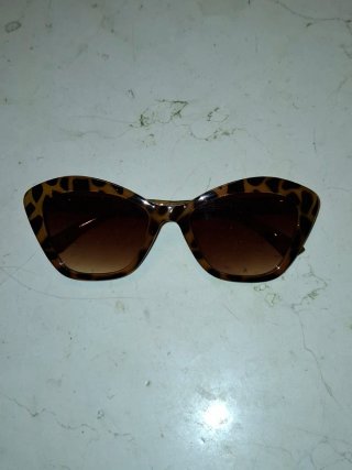 Occhiali da sole tartarugati con custodia