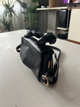 Bolso negro pequeño con asa trenzada