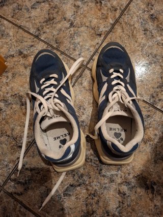 Zapatillas deportivas Kelme azules y blancas