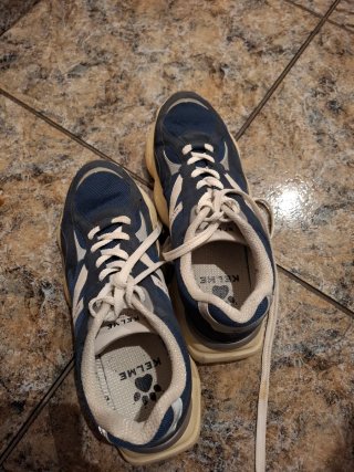 Zapatillas deportivas Kelme azules y blancas