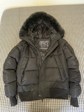 Chaqueta acolchada negra Kings Will Dream