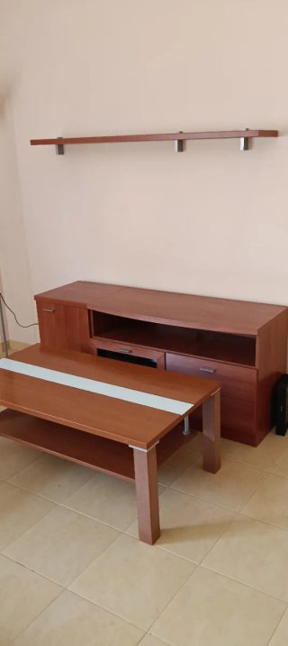Mueble de salón madera color cerezo claro.
