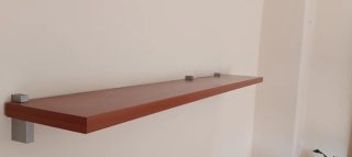 Mueble de salón madera color cerezo claro.