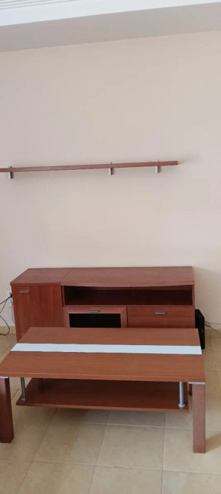 Mueble de salón madera color cerezo claro.