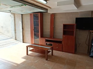 Mueble de salón madera color cerezo claro.