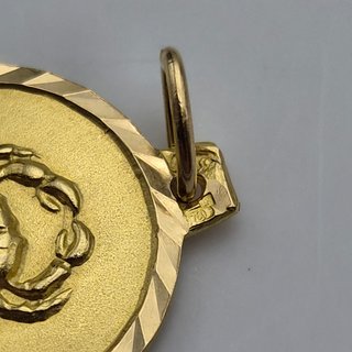 Colgante de oro de 18k. Zodiaco Cáncer. 0.94gr.