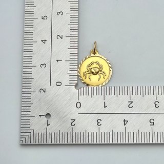 Colgante de oro de 18k. Zodiaco Cáncer. 0.94gr.