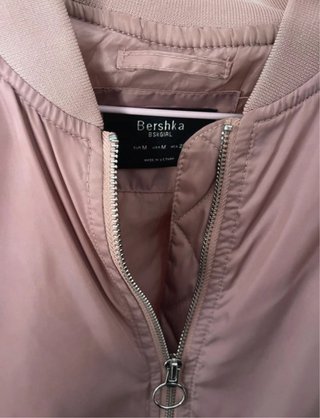 Chaqueta bomber rosa Bershka