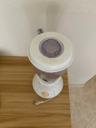 Batidora blanca con vaso de plástico