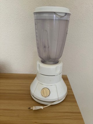 Batidora blanca con vaso de plástico