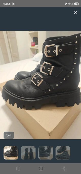 Botas negras con tachas y hebillas
