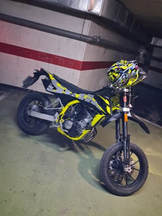 SWM SM 125R Supermoto Negra y Amarilla