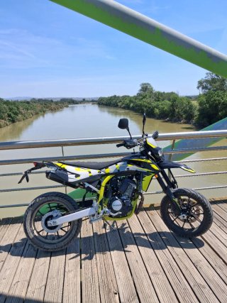 SWM SM 125R Supermoto Negra y Amarilla