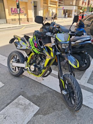 SWM SM 125R Supermoto Negra y Amarilla
