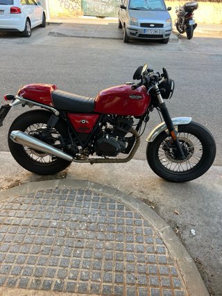 Brixton 125cc Cafe Racer Roja