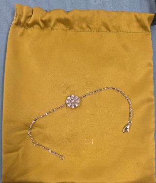 Pulsera Gucci Flor Diamantes Oro Blanco.