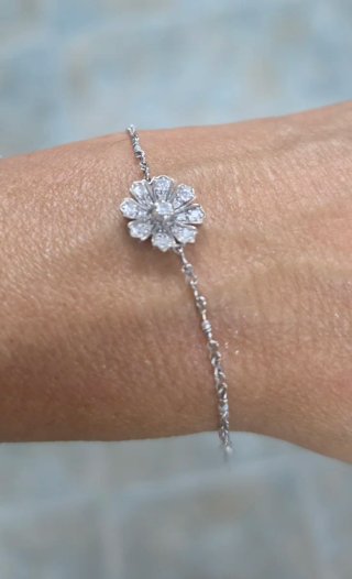 Pulsera Gucci Flor Diamantes Oro Blanco.