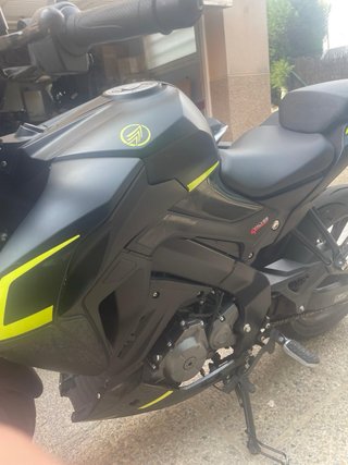 Keeway RKF 125 Negra y Amarilla