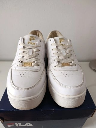 Zapatillas Fila blancas y doradas talla 38.