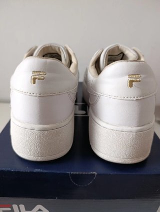 Zapatillas Fila blancas y doradas talla 38.