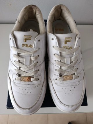 Zapatillas Fila blancas y doradas talla 38.