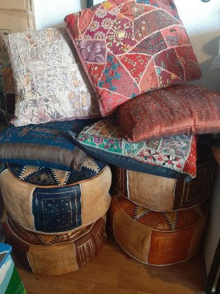 Conjunto pufs y cojines estilo árabe