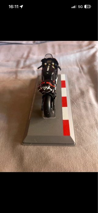 Miniatura Moto Yamaha YZR-M1 1/18