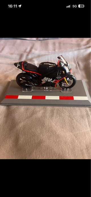 Miniatura Moto Yamaha YZR-M1 1/18