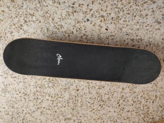Monopatín Olsson Negro con Diseño Ondulado