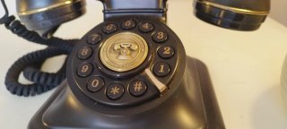 Teléfono de estilo retro con un diseño inspirado .